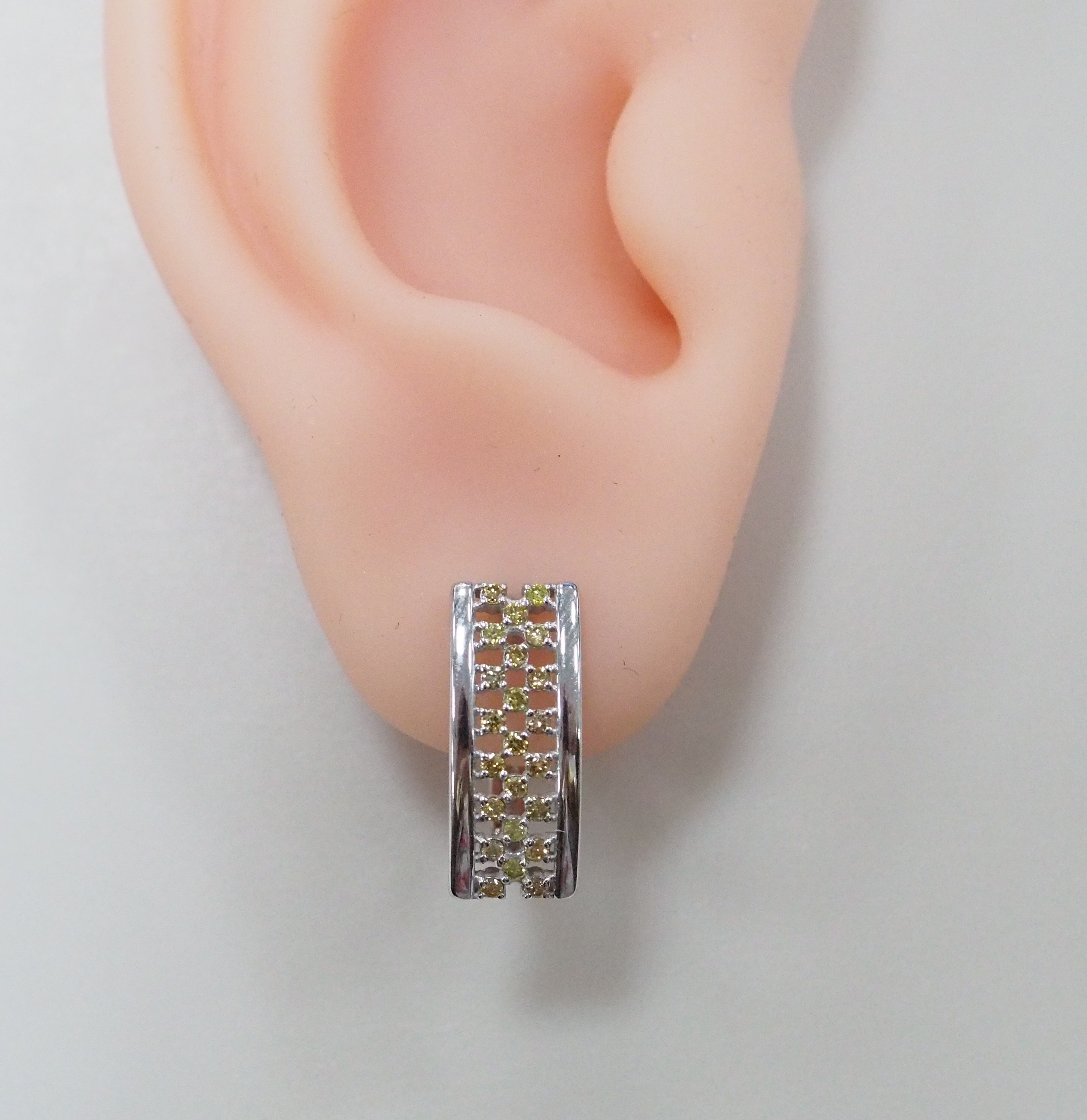 Серьги из белого золота с желтыми бриллиантами